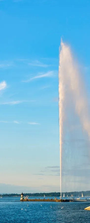 Photo of the Jet d'Eau in Geneva on a sunny day
