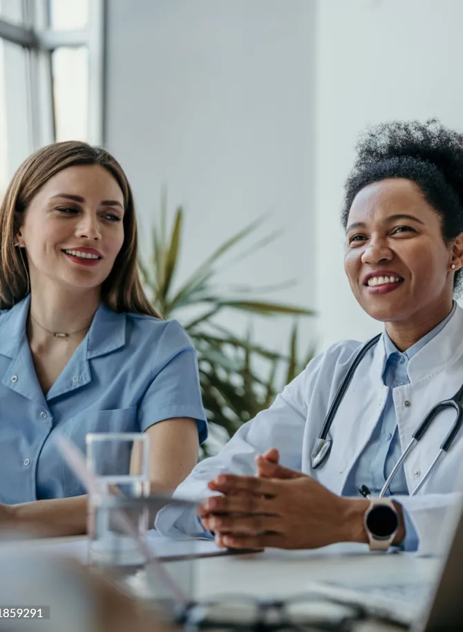 Médecin femme souriante lors d'une réunion autour d'un bureau